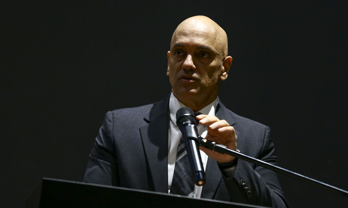 Alexandre de Moraes confirma conversa com senador Marcos do Val