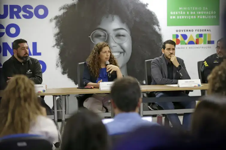 Bruno Peres/Agência Brasil Brasília (DF), 18.08.2024 - Ministra da Gestão e da Inovação em Serviços Públicos, Ester Dweck, durante entrevista coletiva sobre o balanço do Concurso Público Nacional Unificado – CPNU. Foto: Bruno Peres/Agência Brasil