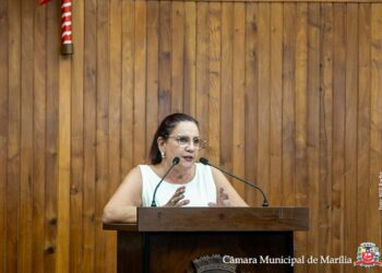 Sessão da Câmara Municipal de Marília tem momento histórico e homenagem às mulheres