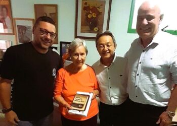 Mary Galvão, de As Galvão, e maestro Mário Campanha recebem biografia do compositor do sucesso ‘Beijinho Doce’