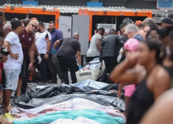 Governo do Rio estima 119 mortes e moradores retiram corpos da mata