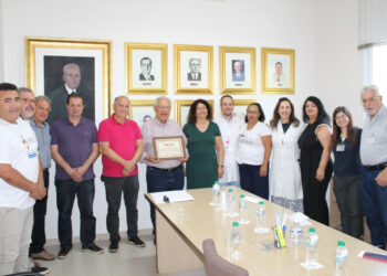Vereador Delegado Damasceno entrega votos de congratulações ao Ambulatório de Tratamento do Tabagismo da Santa Casa de Marília