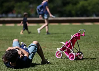 Licença-paternidade é avanço, mas ainda é desigual no cuidado infantil