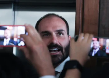 Polícia Federal determina retorno imediato de Eduardo Bolsonaro a cargo de escrivão