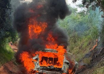 Corpo carbonizado em Porsche de Marília incendiado na zona rural de Pompeia segue sem identificação