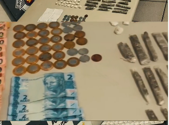 Polícia Militar apreende quase mil porções de entorpecentes e detém quatro pessoas na Vila Barros
