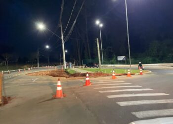 Obras em rotatória próxima ao Bosque Municipal exigem atenção redobrada de motoristas