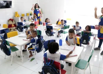 Uma em cada 10 crianças de 4 e 5 anos não vai à escola em 876 cidades
