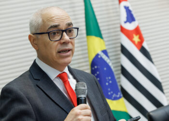 Homenageado na Alesp, Marcos Cordeiro Pires relembra trajetória de pesquisa com colega e cita multilateralismo dos Brics para a ordem democrática do mundo
