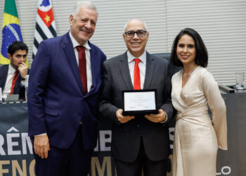 Homenageado na Alesp, Marcos Cordeiro Pires relembra trajetória de pesquisa com colega e cita multilateralismo dos Brics para a ordem democrática do mundo