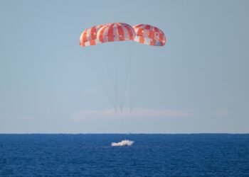 Missão Artemis 2 retorna com sucesso após histórica jornada lunar