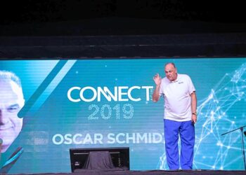 Oscar Schmidt é homenageado por dirigentes da Acim após passagem por Marília
