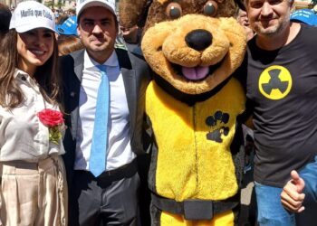 Pitucão, mascote inspirado em Pituco, conquista público na estreia em desfile na Sampaio Vidal pelos 97 anos de Marília