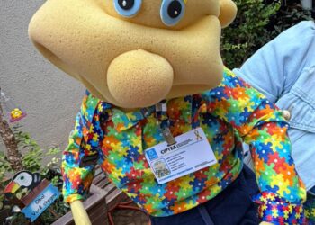 Fantoche Caio recebe carteirinha CIPTEA em Ação sobre Autismo