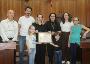 Câmara Municipal de Marília entrega a arquiteta Érica Gasparini com votos de congratulações