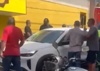 Motorista de 27 anos sofre convulsão e capota em Lins