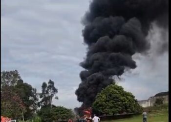 Avião de pequeno porte cai em Marília e equipe controla incêndio