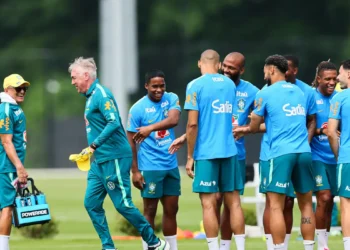 Seleção Brasileira deve ter Danilo e Alex Sandro na estreia 
