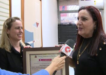 TV Câmara de Marília registra entrega de votos de congratulações à arquiteta Érica Gasparini