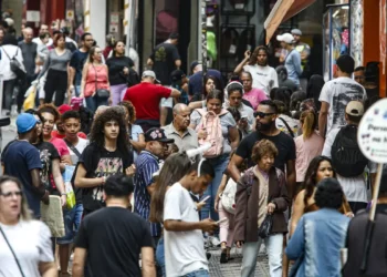 Salários melhores diminuem a pobreza nas regiões metropolitanas