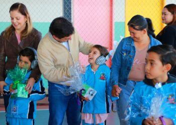Prefeitura de Marília faz entrega de abafadores de ruído para estudantes da Rede Municipal com TEA