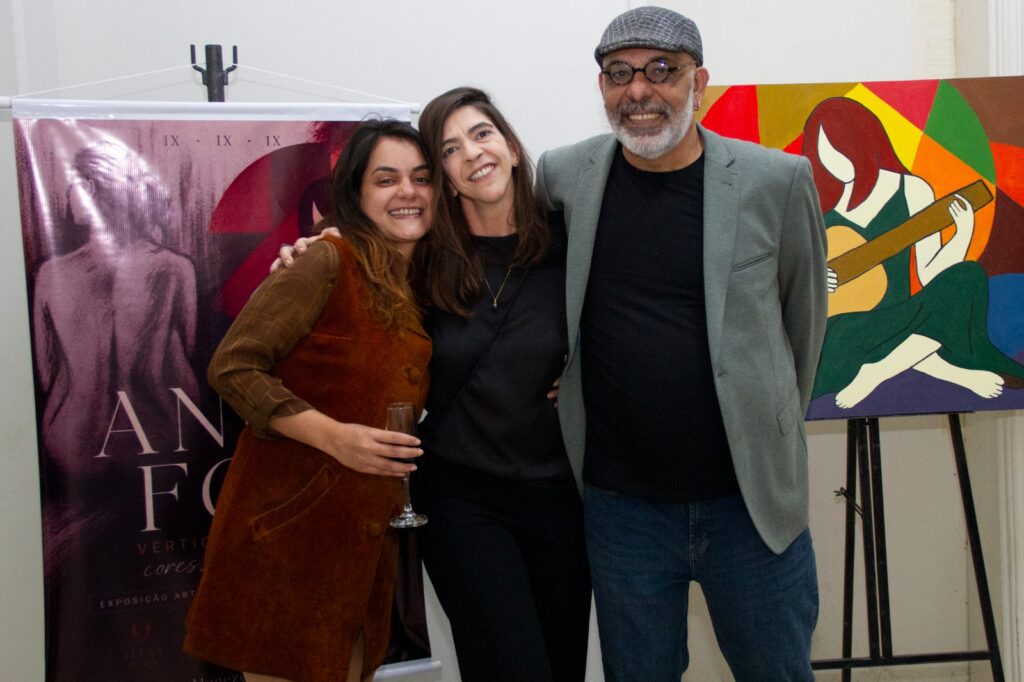 Lucio e Selmy com Aline Oliva, curadora da exposição