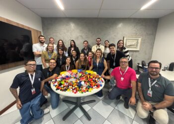 Grupo Jacto entrega 80 quilos de tampinhas plásticas para o grupo Sementes do Bem