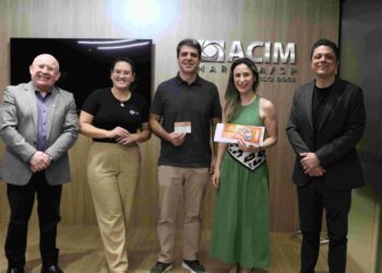 Consumidora de Tremembé recebe autorização de viagem ganha em sorteio da Acim