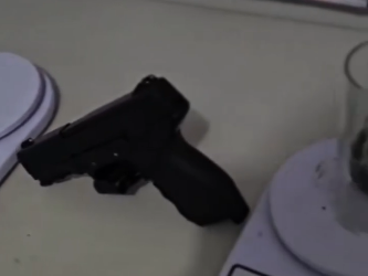 Polícia Militar prende homem por tráfico e apreende simulacro de arma de fogo em Marília