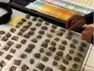 Polícia Militar prende dois homens e apreende dois adolescentes por tráfico de drogas em Marília