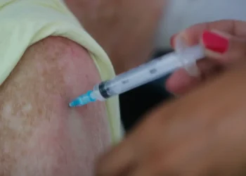 Rio amplia vacinação contra a covid-19 para idosos e trabalhadores