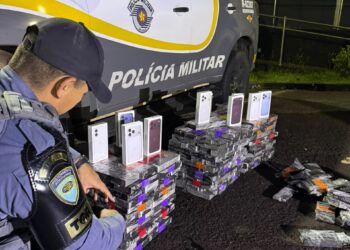 Polícia Rodoviária apreende 342 celulares escondidos em caminhão de farinha