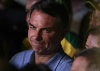 Fuga e carta golpista ampliam isolamento de Flávio Bolsonaro