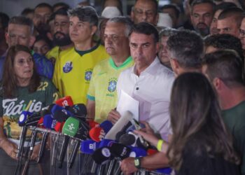 Moraes manda Flávio entregar passaporte e o proíbe de deixar o país