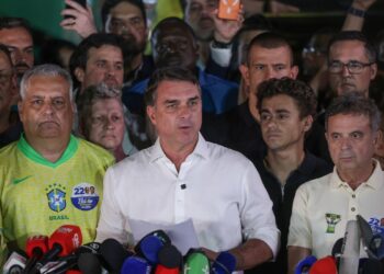 PF investiga circunstâncias da fuga de Flávio Bolsonaro do Brasil