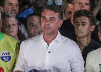 Polícia Federal cancela passaportes de Flávio Bolsonaro