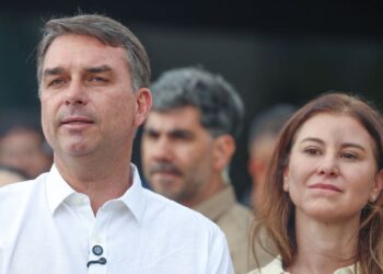 Avião com Flávio Bolsonaro e família segue para Miami