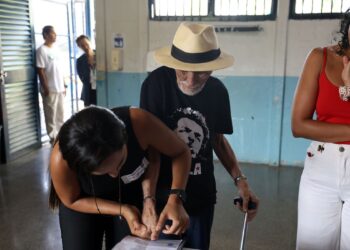 Eleitores de todas as idades vão às urnas pelo futuro do país
