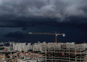Campanha de Flávio pede votação até 19h por chuvas em alguns estados