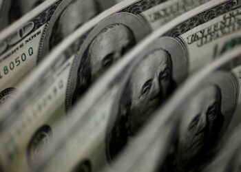 Ibovespa cai 2,68%, e dólar fecha em leve baixa a R$ 5,34