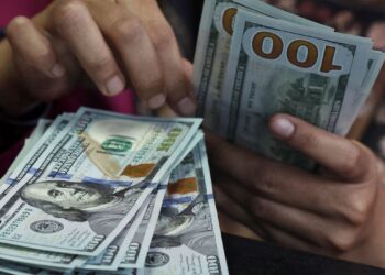 Dólar fecha abaixo de R$ 5 e recua 1,58% na semana