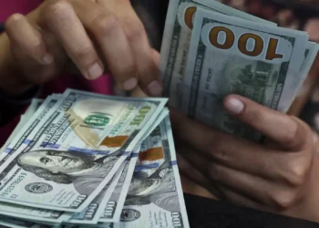 Dólar fecha a R$ 5,44 e registra maior alta semanal desde 2008