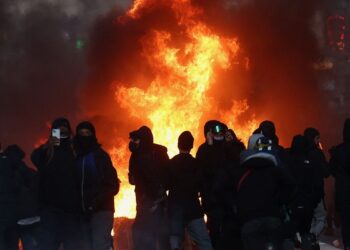 Tensões voltam a crescer; França contabiliza custos de protestos