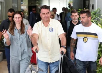 Ação Popular pede suspensão de salário do senador Flávio Bolsonaro