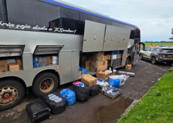 Polícia Rodoviária intercepta ônibus com carga ilegal de R$ 356 mil em Santa Cruz do Rio Pardo