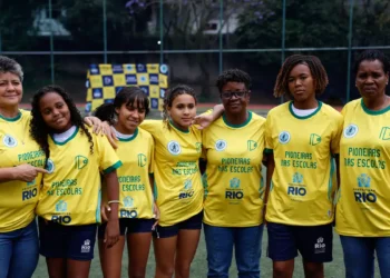 Ex-jogadoras da seleção de futebol incentivam alunas em escolas do Rio