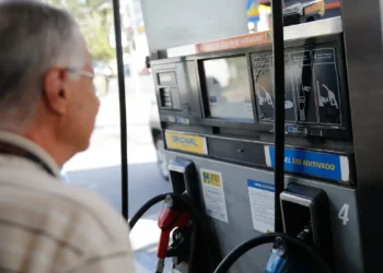 Governo prorroga por um mês subvenção de R$ 2,12 ao diesel