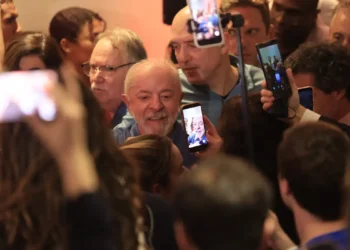 Lula agradece votos e diz que teve de vencer intromissão vinda de fora