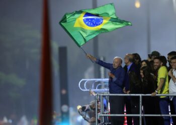 Em festa da vitória, Lula pede que público cante Hino da Independência