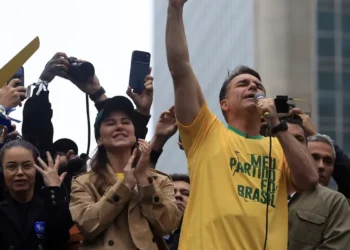 Aliado de Trump diz que Flávio Bolsonaro chegou aos EUA